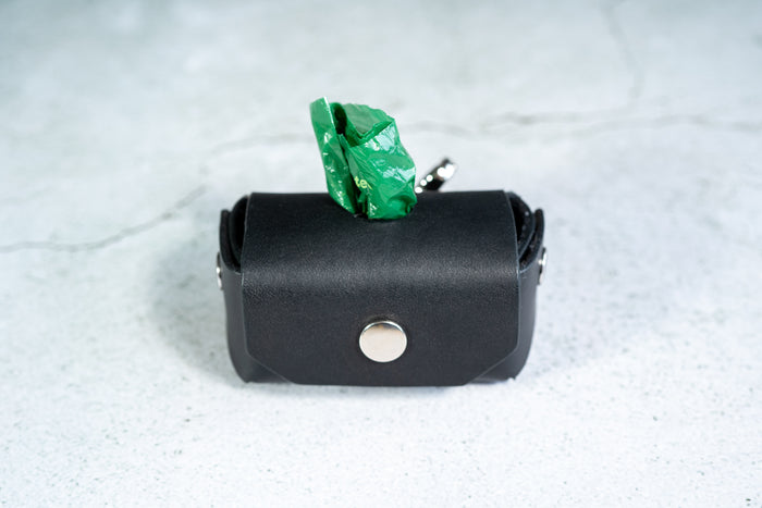 Front view of handmade premium black leather dog poop bag holder. | Vue de face du porte-sac à crottes de chien en cuir noir de qualité supérieure fait à la main.