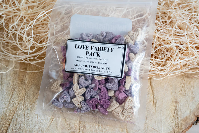 Love variety pack is heart shaped bites made with apples, mixed berries and raspberries for small pets and birds. | Sachet de friandises variées Love composé de bouchées en forme de cœur à base de pommes, baies mélangées et framboises pour petits animaux et oiseaux.