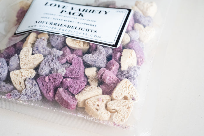 Close-up view of the heart shaped treats for small pets. | Vue rapprochée de friandises en forme de cœur pour petits animaux et oiseaux.