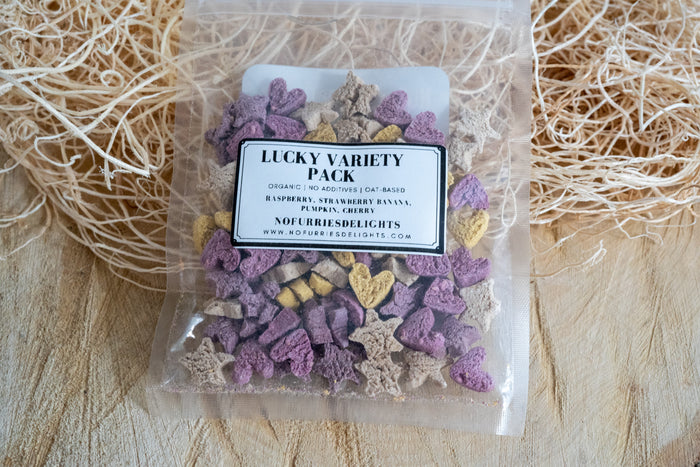 Lucky variety pack contains bites of different shapes and flavors: raspberries, strawberries, bananas, pumpkin and cherries for small pets and birds. | Sachet de friandises variées Lucky avec bouchées de différentes formes et saveurs : framboises, fraises, bananes, citrouille et cerises pour petits animaux et oiseaux.