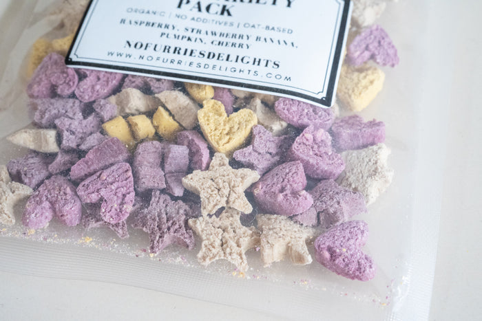 Close-up view of Lucky variety pack treats for pets. | Vue rapprochée des friandises Lucky pour rongeurs et oiseaux.