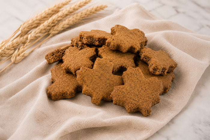 Close-up of Baxter Bailey Maple Sweet Potato Biscuits, gluten-free dog treats made with wholesome ingredients and baked in small batches.|Gros plan sur les biscuits pour chiens à la patate douce et au sirop d'érable : des friandises sans gluten, préparées avec des ingrédients sains et cuites en petites quantités.