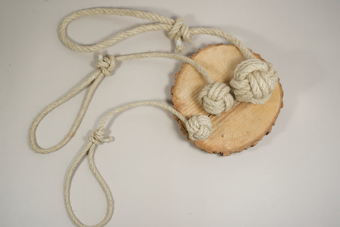 Handmade dog toy made from hemp rope. | Jouet pour chien fait à la main fabriqué à partir de corde de chanvre.