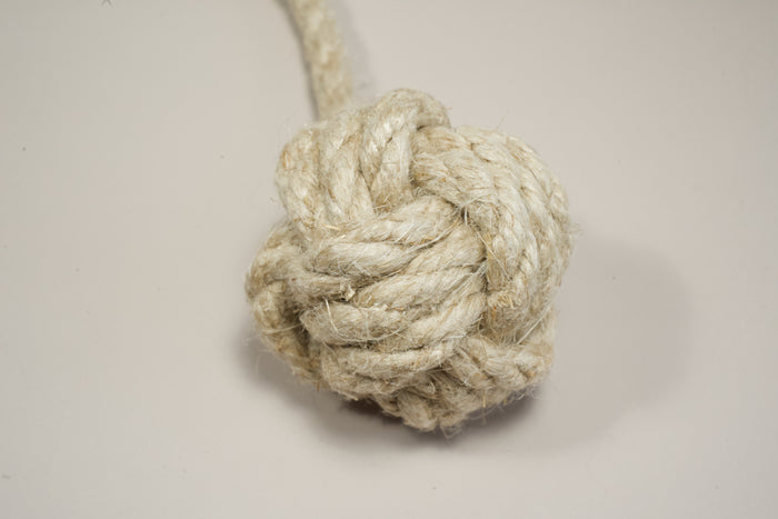 Close-up view of hemp fibers from the tip of the dog toy.  | Vue rapprochée des fibres de chanvre de la pointe du jouet pour chien.