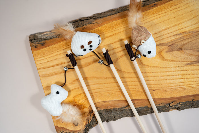 Three cat teaser in natural fiber and with feather. | 3 teaser à chats en fibre d'apparence naturelle et plume.