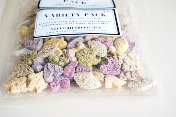 Close up image of mixed bites for pets Mystery pack. | Image rapprochée du packet mystère de bouchées mixtes pour animaux.