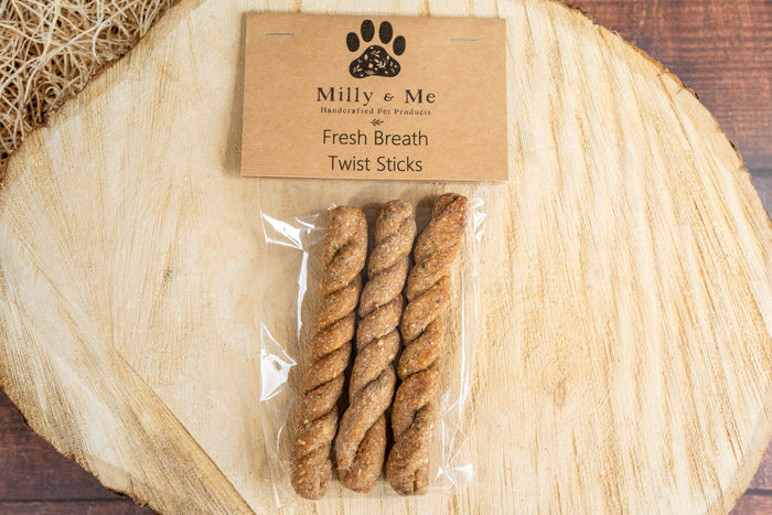 3 twisted stick fresh breath dog treats. | 3 friandises pour chien haleine fraiche sous forme de bâtonnets torsadés.
