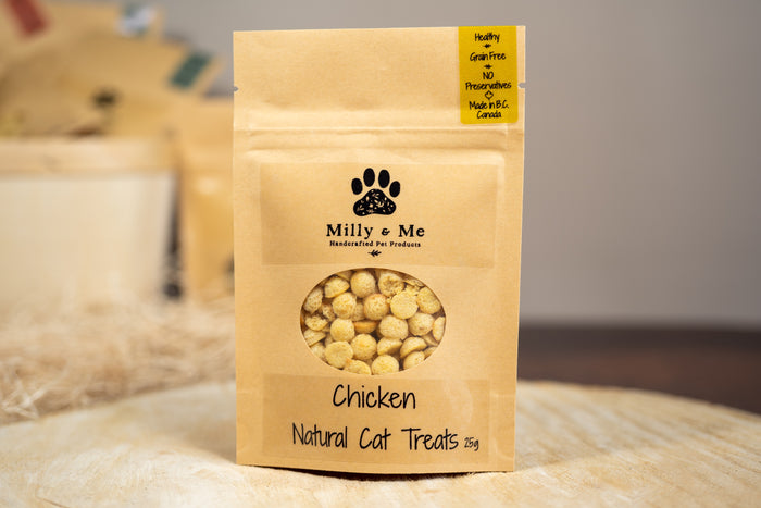 Bag with chicken cat treats. | Sac avec des gâteries pour chats au poulet.