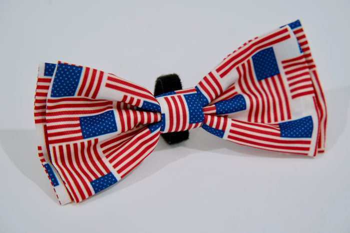 Pet bow tie with American flag pattern on a white background.|Nœud papillon pour animaux avec un motif de drapeau américain sur fond blanc.