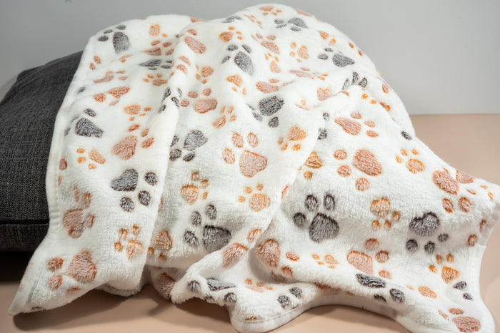 Blanket for rabbits, guinea pigs, chincillas, gerbils, cats and dogs with animal paw print. | Couverture pour lapins, cobayes, chincillas, gerbilles, chats et chiens avec empreinte de pattes d'animaux.