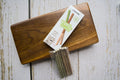 A pack of silvervine teething sticks for cats.|Un paquet de bâtonnets de vigne argentée pour la dentition des chats.