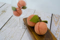 Felt peaches for dogs and cats to play fetch with.|Pêches en feutre pour chien et chat pour jouer à la balle.