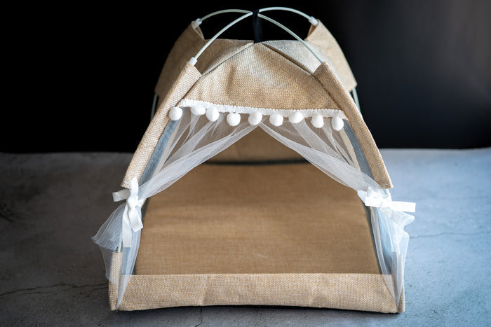 Beige tent for small and medium pets. | Tente beige pour animaux de petite et moyenne taille.