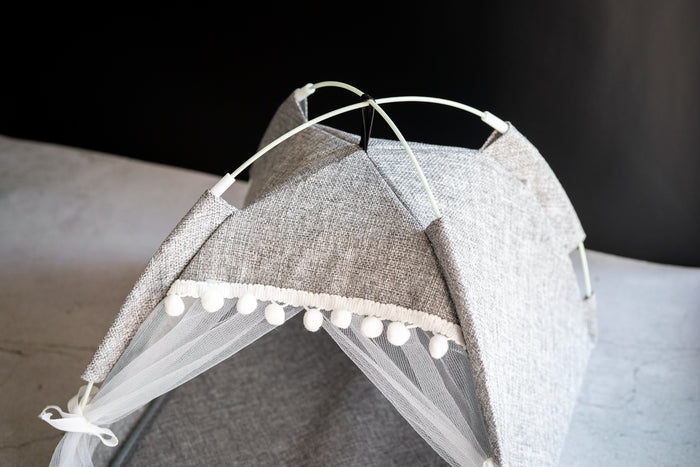 Top view gray pet tent. | Vue du dessus de la tente grise pour animaux.