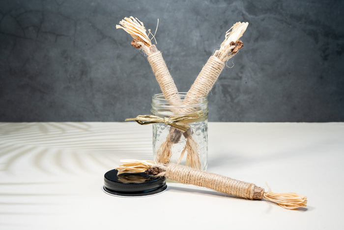 Natural silvervine sticks for cats. | Bâtonnets de vigne argentée naturels pour chats.