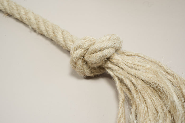 Close-up view of hemp rope dog toy knot. | Vue rapprochée du noeud du jouet pour chien en corde de chanvre.