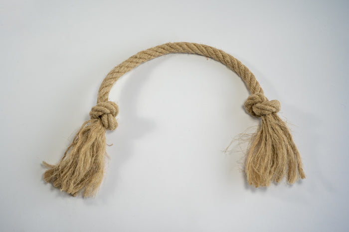 Small toy for dogs made from hemp rope with knots at the ends. | Jouet de petite taille pour chiens en corde de chanvre avec noeuds aux bouts.
