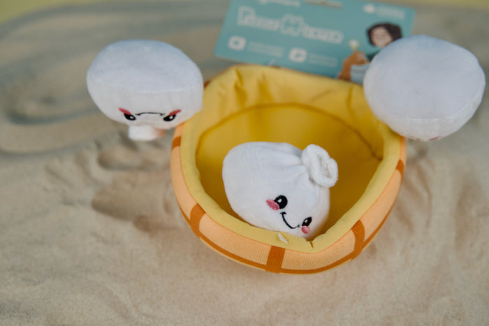 Asian-inspired dog toy set with steamer basket base and squeaky soup dumpling toys for interactive play | Ensemble de jouets pour chien d'inspiration asiatique avec base panier vapeur et jouets boulettes soupes couineurs pour jeu interactif