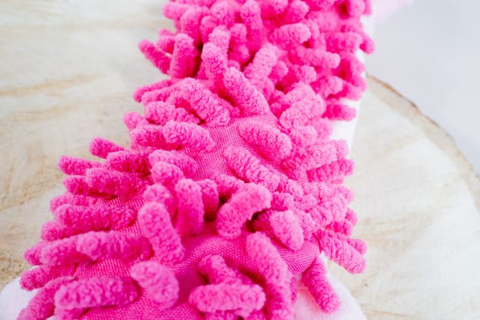 Close-up view of the back of the dog plush toy. | Vue rapprochée du dos du jouet type chenille pour chien..