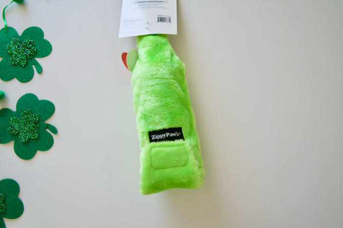 Back view of the green dog toy with ZippyPaws branding on a white background.|Vue arrière du jouet pour chien vert portant la marque ZippyPaws sur fond blanc.