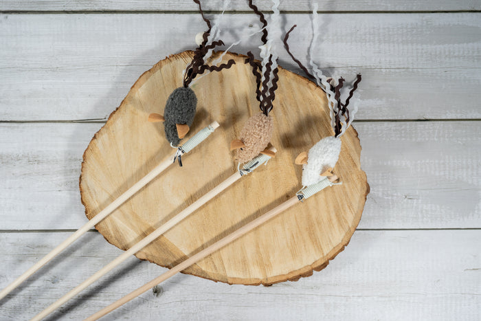 Cat teaser with wand handle made of sturdy wood, and mouse crafted from durable nylon to ensure long-lasting fun. | Teaser pour chat avec manche en bois robuste et souris fabriquée en nylon durable pour garantir un plaisir durable.