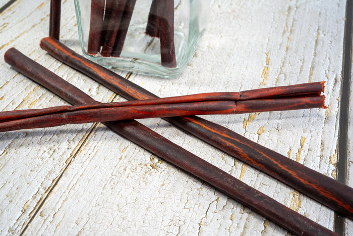 Natural, fresh and healthy brown beef chew for dogs. | Baton à macher de boeuf brun naturel, frais et sain pour chiens.