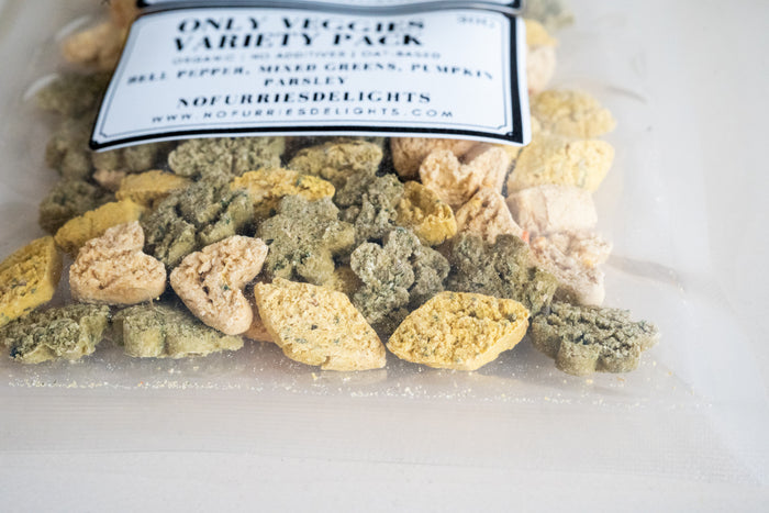 Close up image of mixed veggies bites for pets Treat confetti pack. | Gros plan sur les gâteries aux légumes mélangés pour petits animaux et oiseaux.