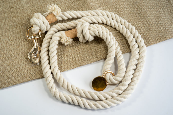 Extra soft, durable, handcrafted cotton leash. | Laisse de coton extra douce, durable et fabriquée à la main.