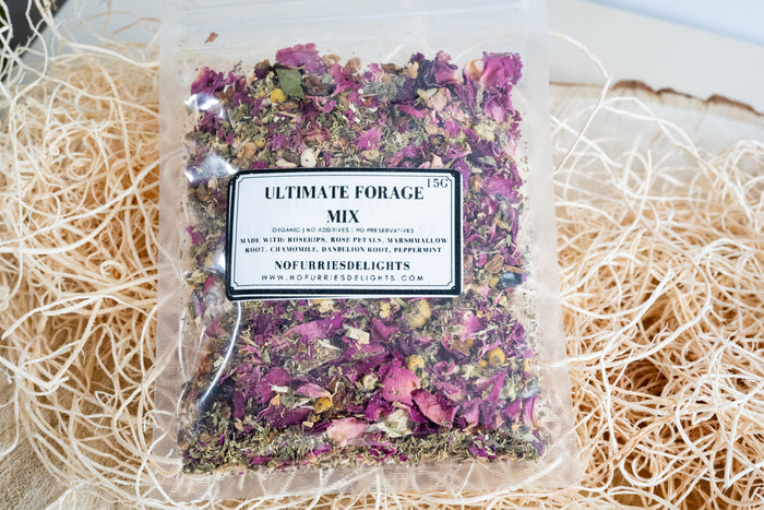 Forage mix made with rosehips, rose petals, marshmallow root, chamomile, dandelion root and peppermint for small pets and birds. | Mélange fourrager à base d'églantier, pétales de rose, racine de guimauve, camomille, racine de pissenlit et menthe poivrée pour lapins et oiseaux.