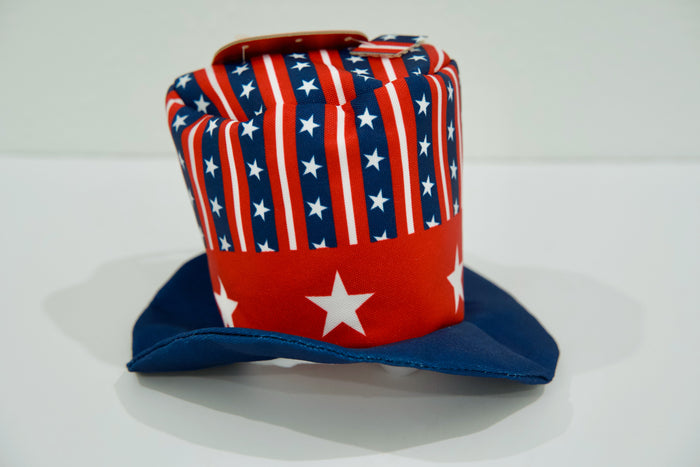 Dog hat with American flag pattern on a white background.|Chapeau pour chien avec un motif de drapeau américain sur fond blanc.