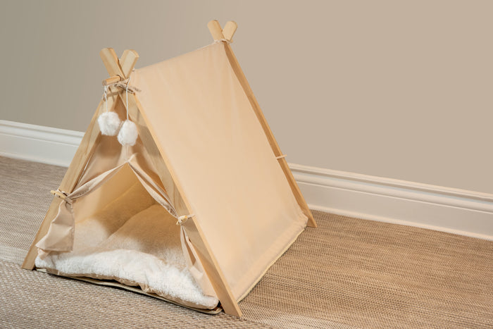 Side view of beige pet tent. | Vue latérale de la tente beige pour animaux.