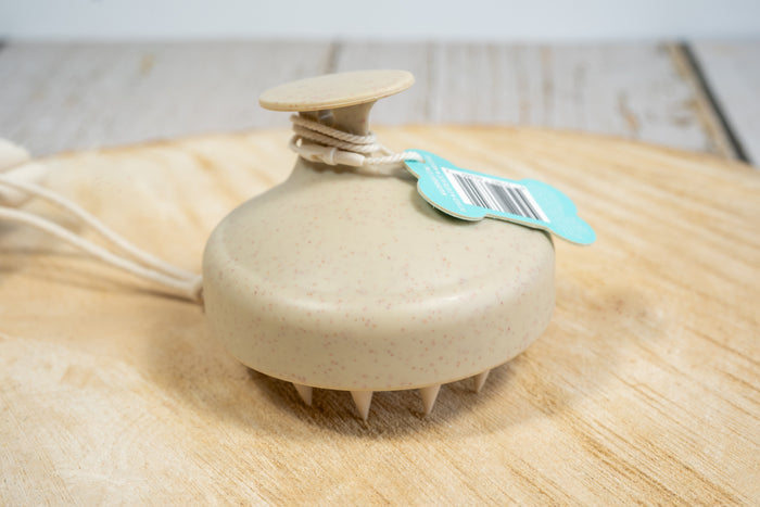 Top view of dog shampoo brush. | Vue de haut de la brosse à shampoing pour chiens.