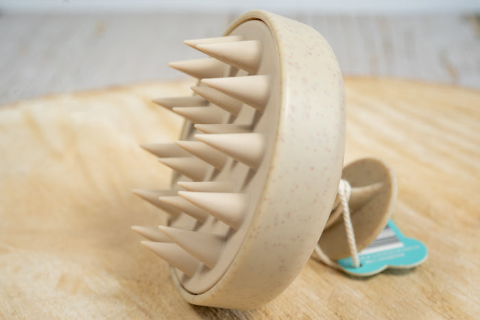 Side view of dog shampoo brush. | Vue de côté de la brosse à shampoing pour chiens.