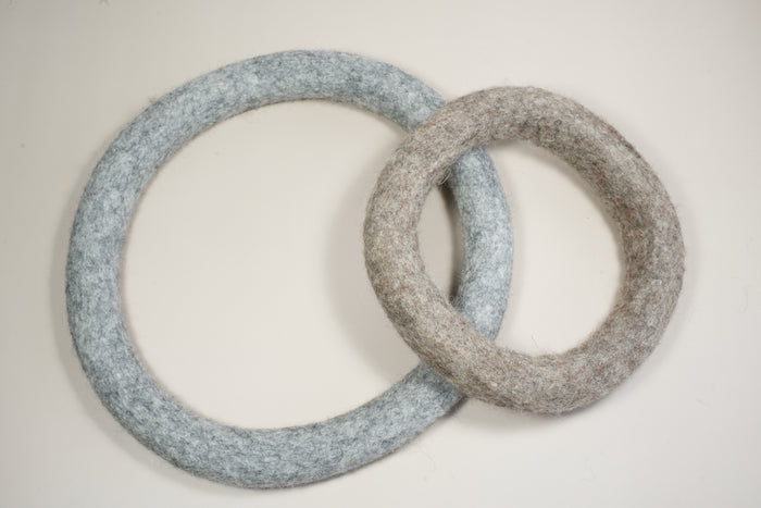 Different sizes and colors of the dog toy ring. | Différentes tailles et couleurs de l'anneau de jouet pour chien.